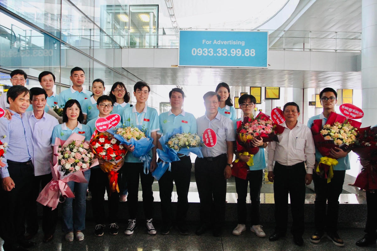 Phó Cục trưởng Phụ trách Cục Quản lý chất lượng Lê Mỹ Phong tặng hoa, chúc mừng thành tích của đội tuyển Việt Nam tham dự IMO 2022.