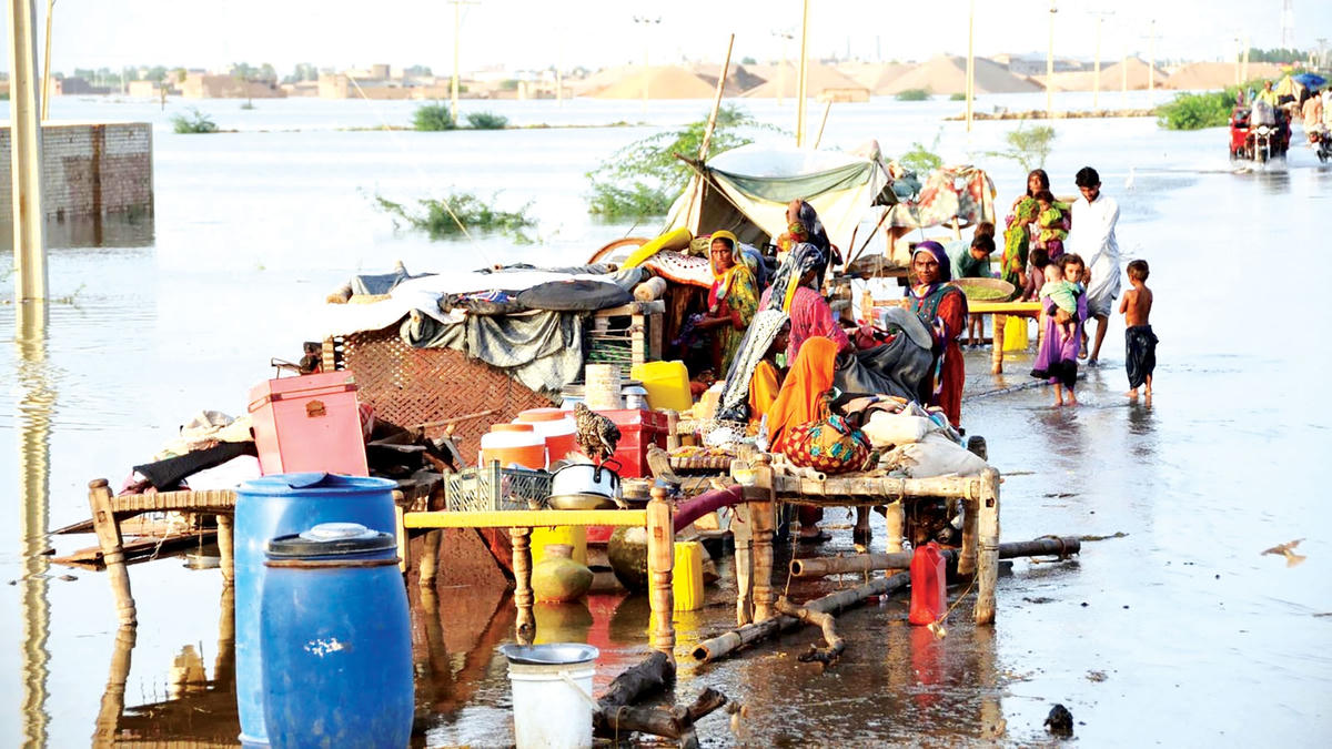 Một gia đình ở tỉnh Baluchistan (Pakistan) phải sơ tán do lũ lụt kéo dài. Ảnh: AP.