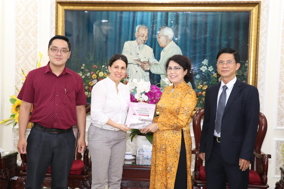 Chủ tịch Ủy ban MTTQ Việt Nam TP HCM tặng cuốn sách giới thiệu về TP HCM cho Tổng lãnh sự Cuba tại TP HCM.