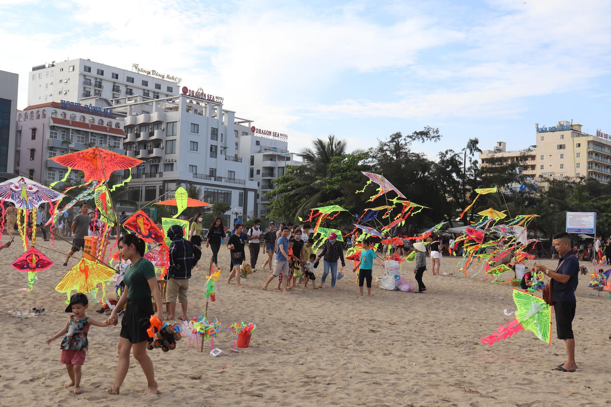Những cánh diều nhiều màu sắc bay phấp phới trong gió.
