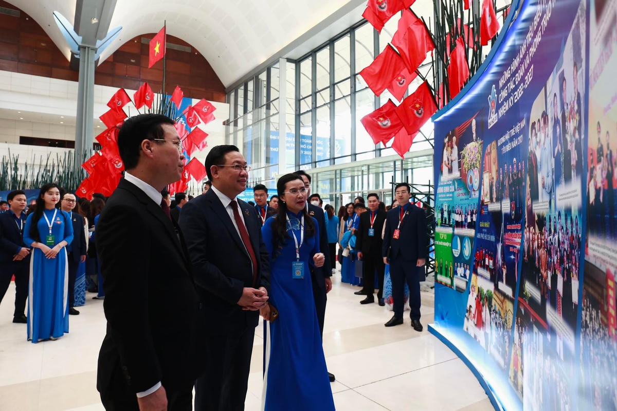 Chủ tịch Quốc hội Vương Đình Huệ và Thường trực Ban Bí thư Võ Văn Thưởng tham quan Triển lãm "Khát vọng cống hiến - Lẽ sống thanh niên"