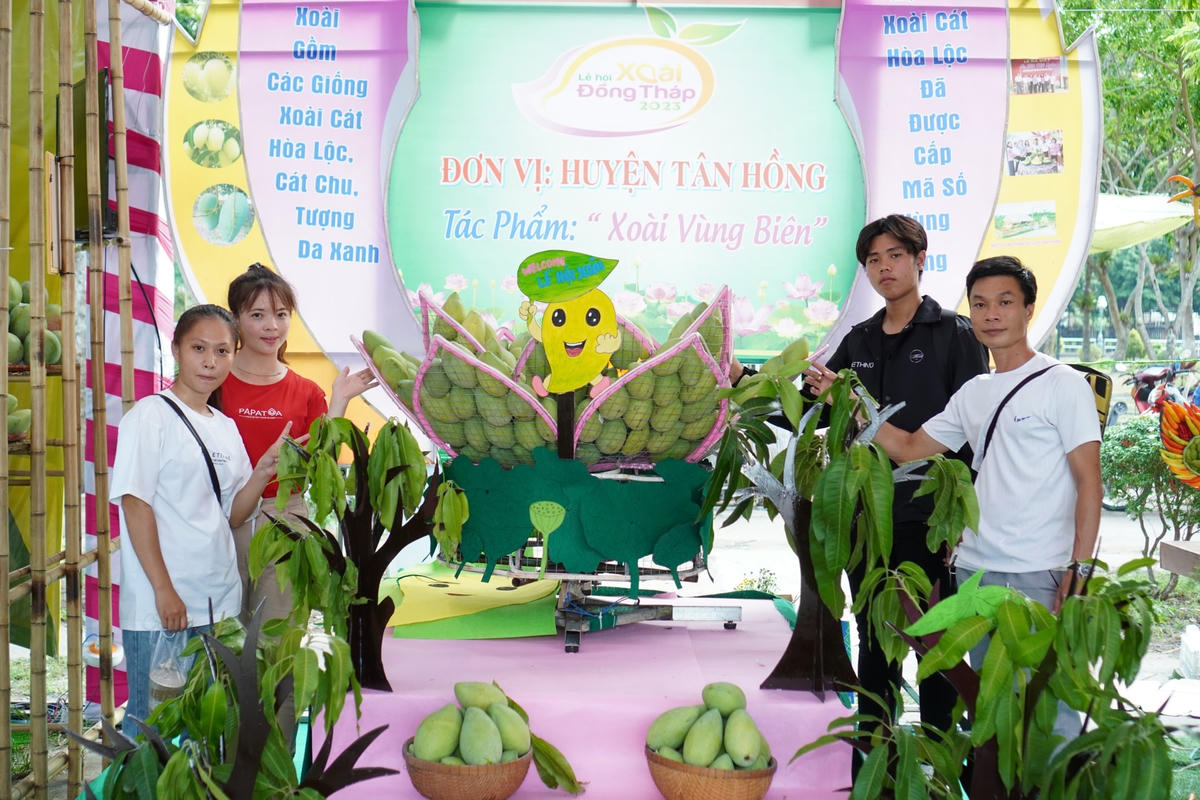 Lễ hội là dịp để quảng bá, giới thiệu sản phẩm xoài Đồng Tháp đến với bạn bè, du khách.