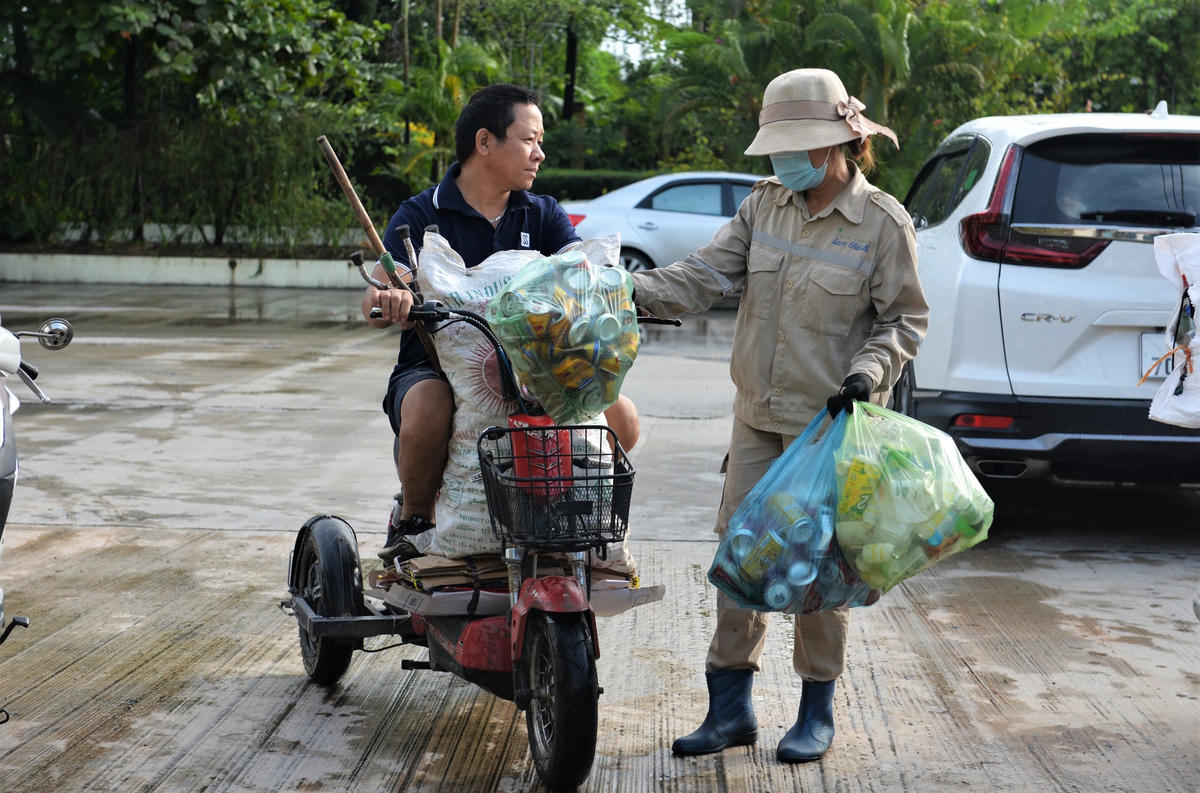 Mặc dù gặp khó khăn trong việc đi lại thế nhưng vị khách này vẫn nhiệt tình hưởng ứng mô hình và thường xuyên giúp vợ trong việc thu gom và mang rác đến "ngân hàng rác" để đổi tiền.