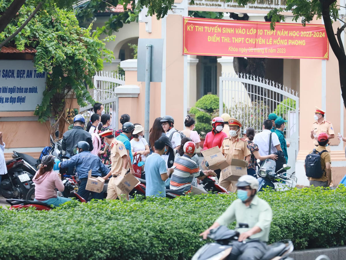 Các lực lượng hỗ trợ đảm bảo an ninh trật tự, an toàn giao thông tại một điểm thi vào lớp 10 tại TP HCM.