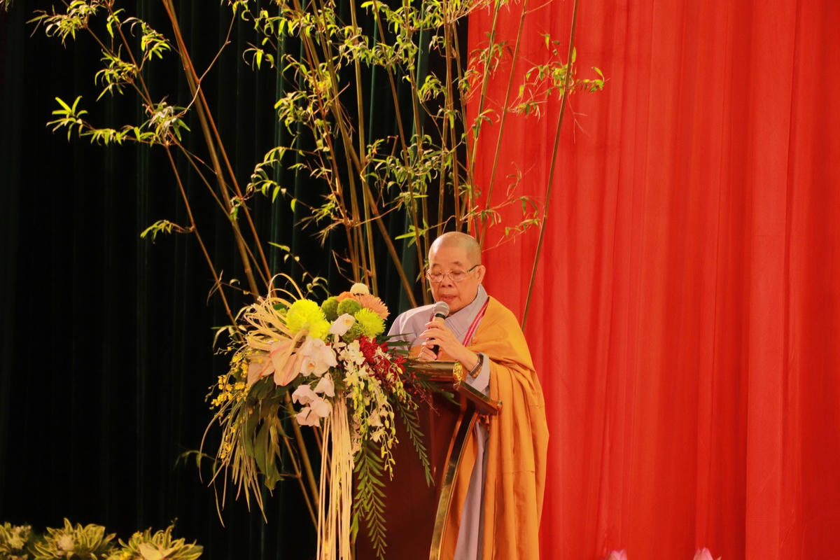 Ni trưởng Thích nữ Nhật Khương phát biểu cảm ơn lời huấn thị của Đức Pháp chủ và phát biểu khai mạc Đại lễ tưởng niệm.
