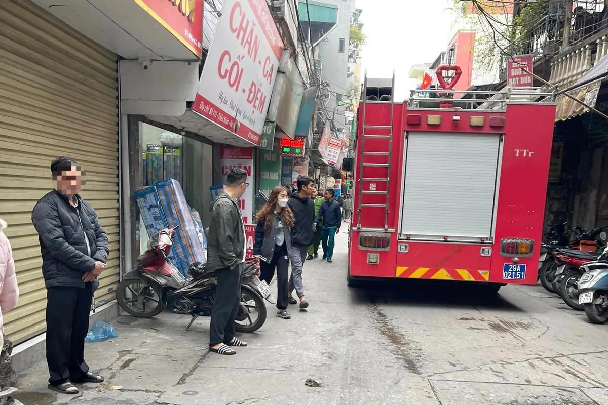 Cảnh sát điều 2 xe chữa cháy tới hiện trường. Ảnh: Dân trí.