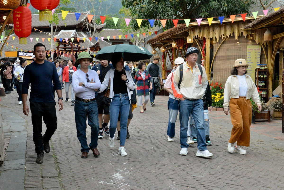 Du khách tham quan và nghỉ chân ở Làng Nương dưới chân Yên Tử.