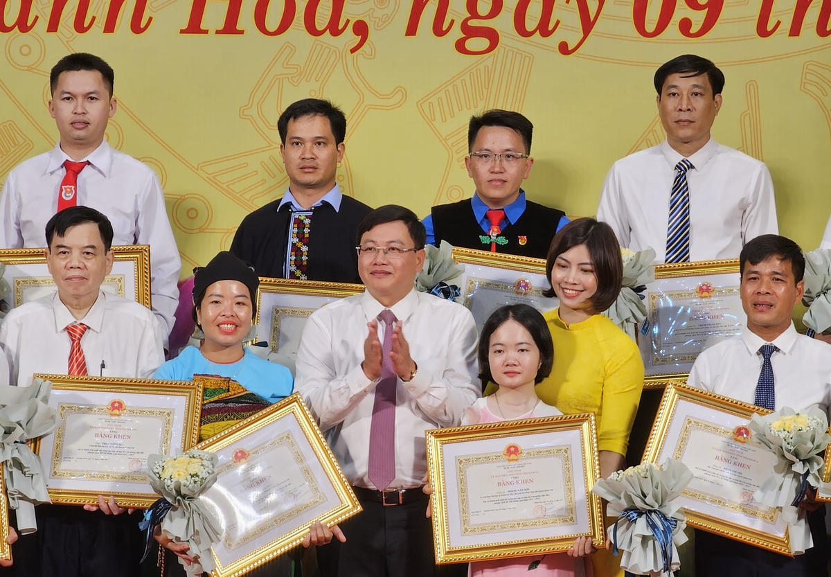 Lê Thị Thắm (áo hồng) nhận Bằng khen của Chủ tịch UBND tỉnh trong phong trào thi đua học tập và làm theo tư tưởng, đạo đức, phong cách Hồ Chí Minh.