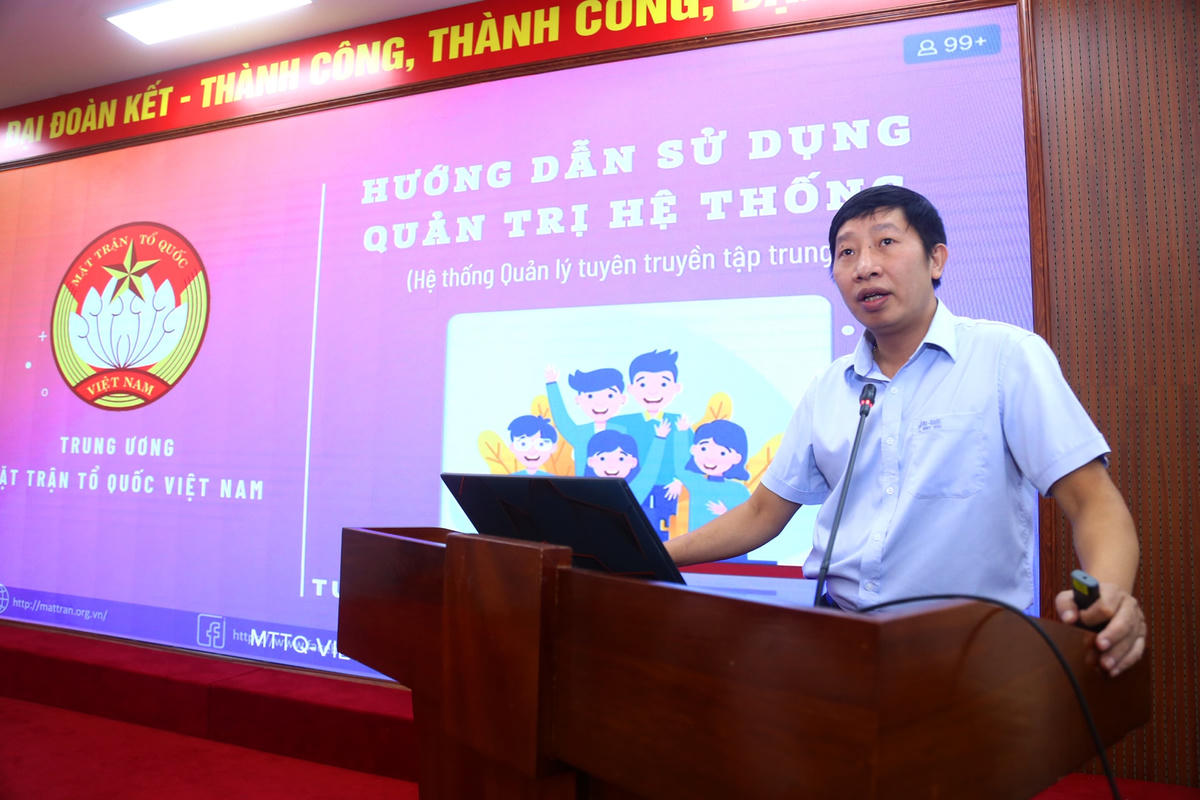 Đại diện bộ phận kỹ thuật của Trung ương Đoàn TNCS Hồ Chí Minh trình bày Hướng dẫn triển khai phần mềm quản lý hệ thống Fanpage.