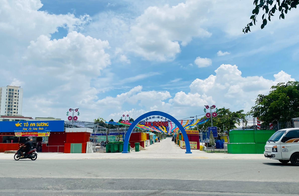 Một mặt của khu vui chơi, ẩm thực được công ty vào xây dựng trên đất công và được chính quyền địa phương chấp thuận?. 
