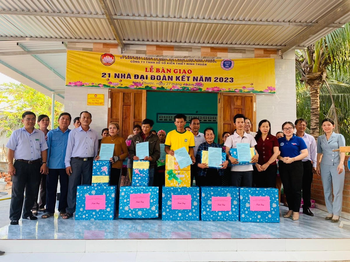 Tặng quà cho các hộ nghèo tại lễ bàn giao Đại đoàn kết.