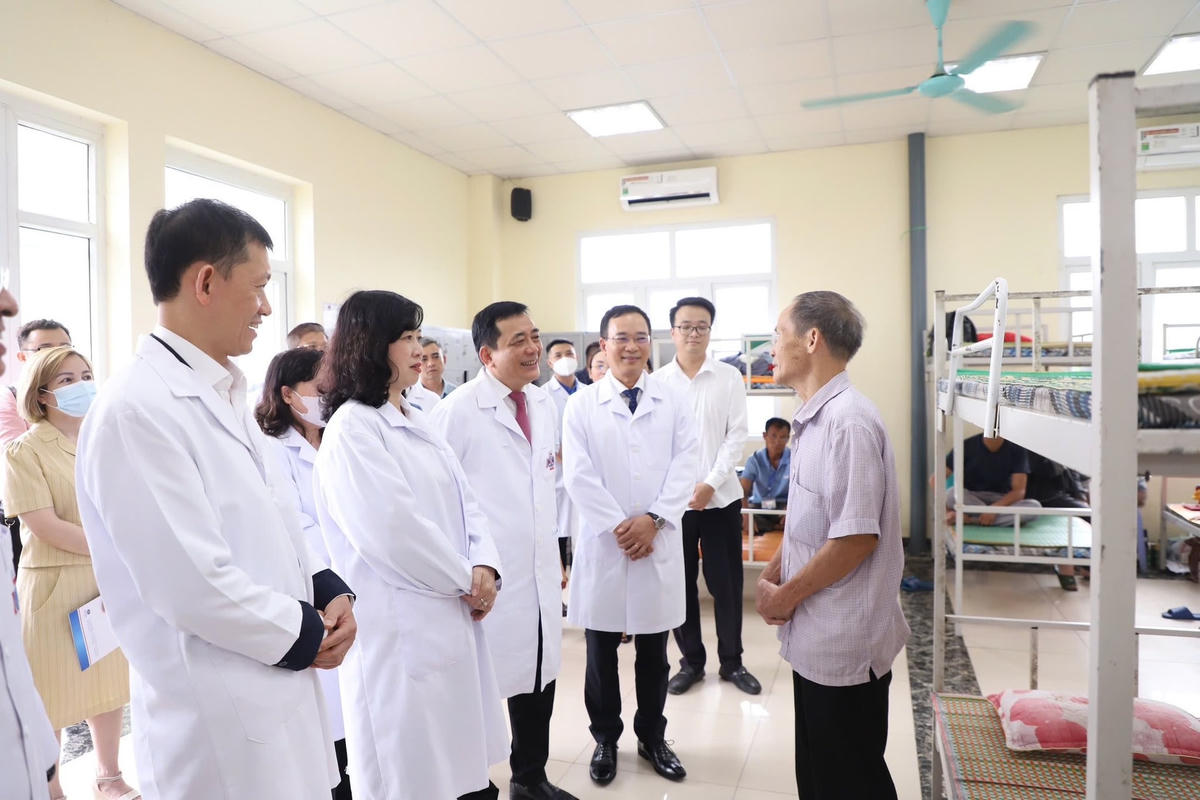 Thăm bệnh nhi 3