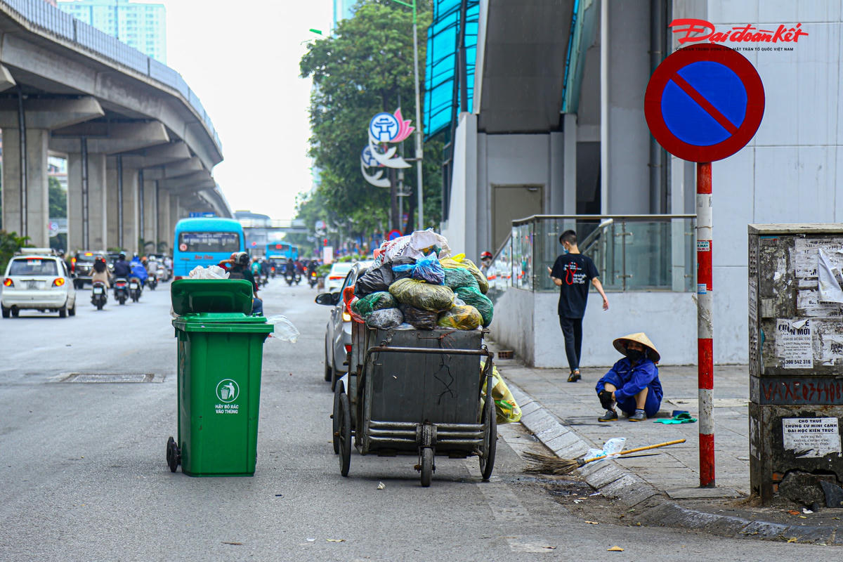 Hà Nội: Xe rác lấn chiếm lòng đường gây mất ATGT, ô nhiễm môi trường