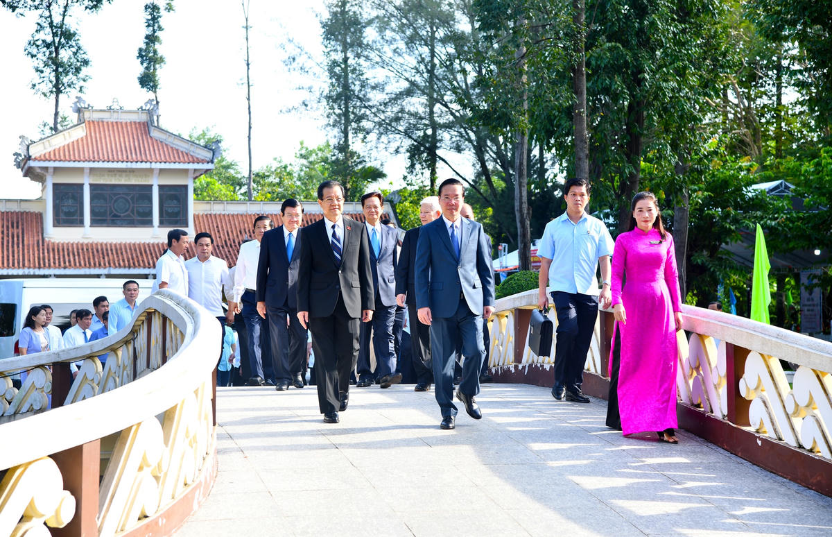 Chủ tịch nước Võ Văn Thưởng cùng Đoàn công tác Trung ương đã đến viếng, dâng hương tại đền thờ Chủ tịch Tôn Đức Thắng.