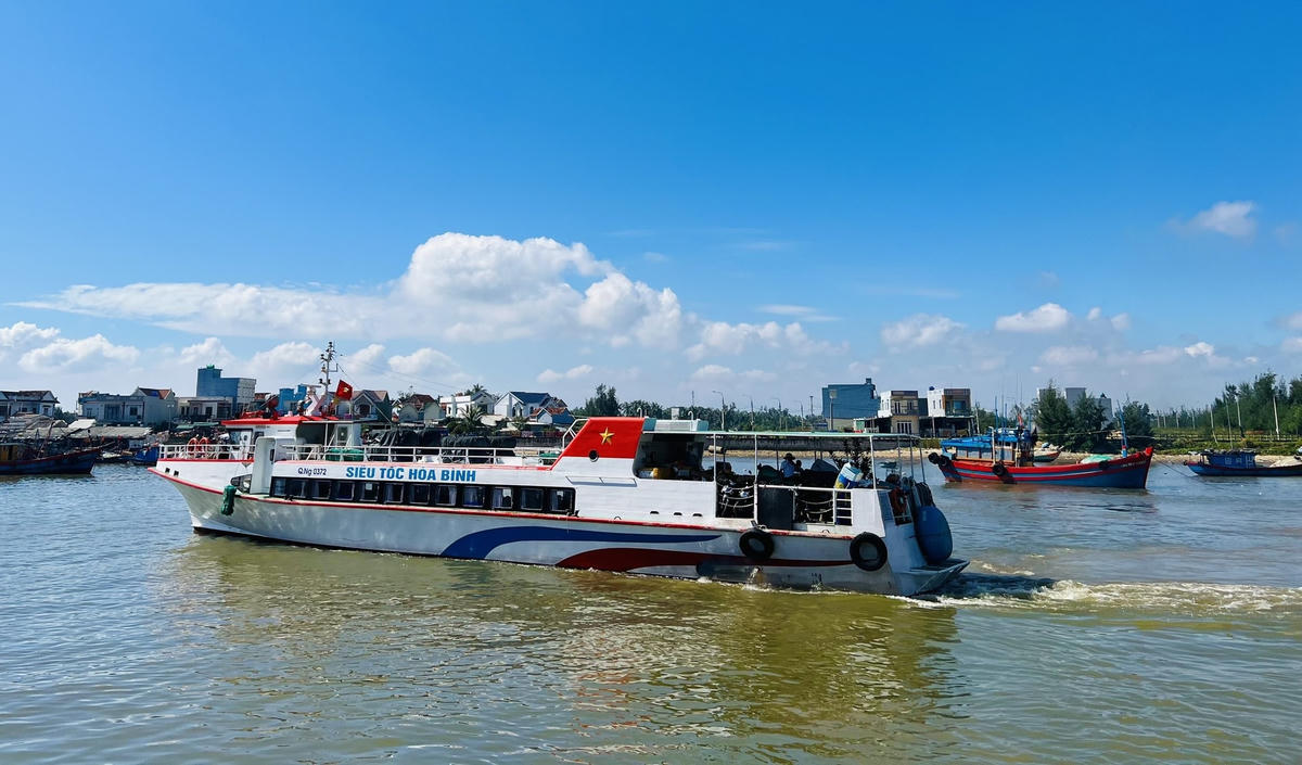 Tàu cao tốc chở hành khách ra đảo Lý Sơn.