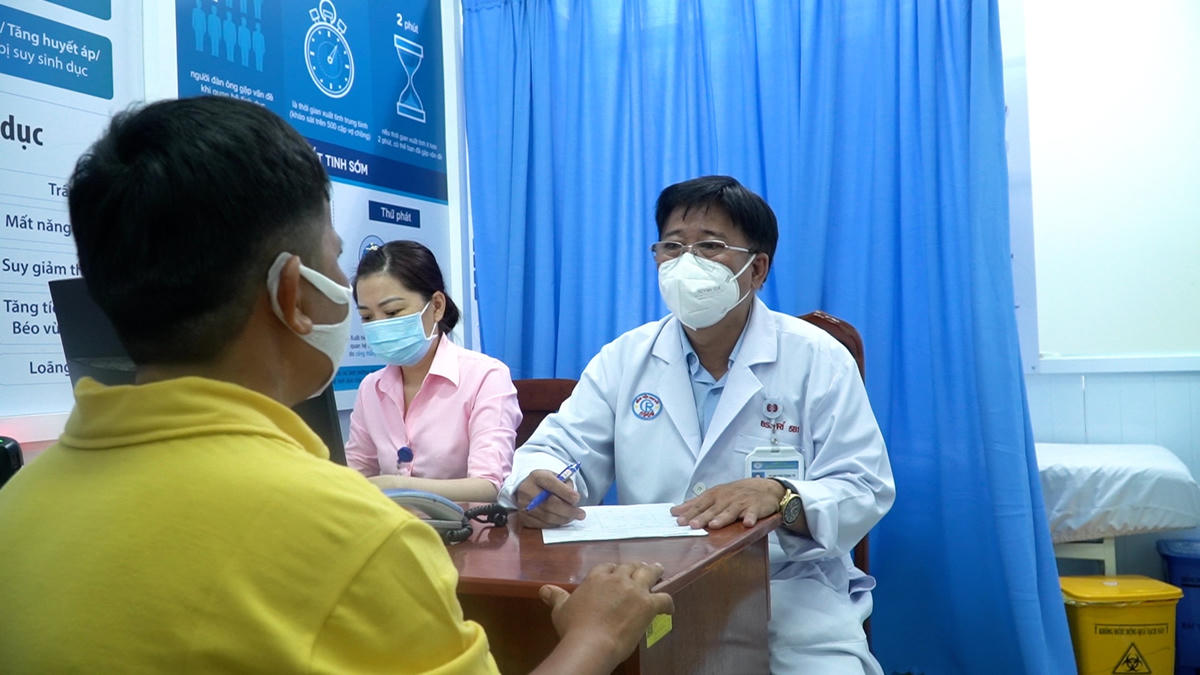 Bác sĩ Bệnh viện Chợ Rẫy khám bệnh cho bệnh nhân.