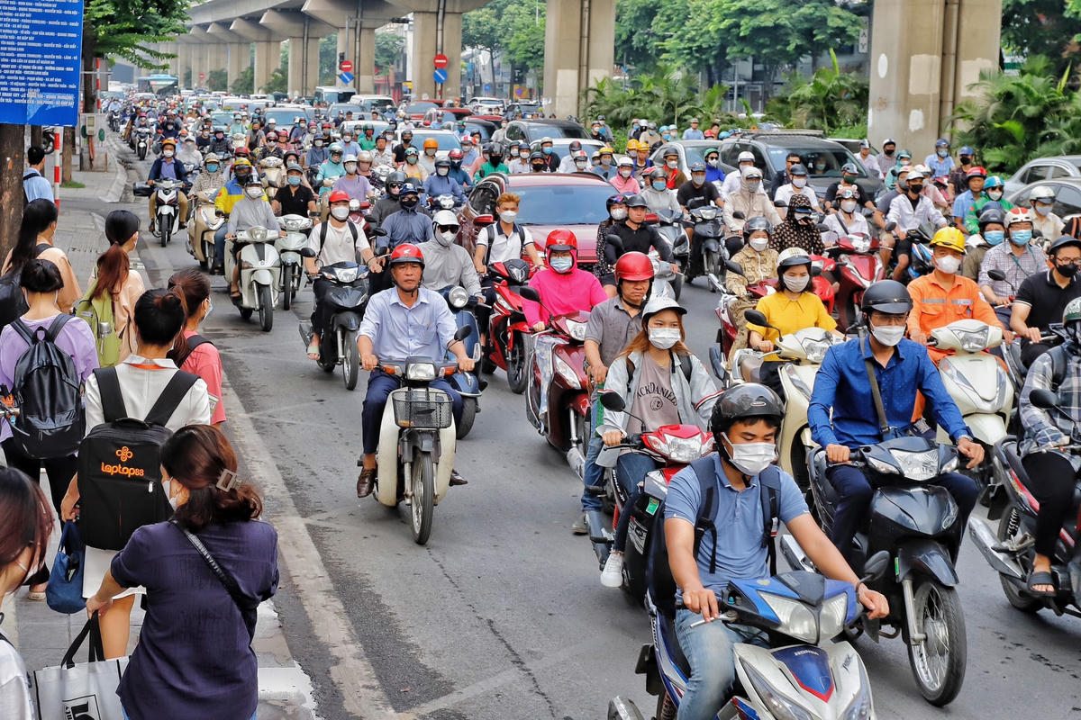  Khu vực được quây rào thi công gồm đối diện ngõ 495 Nguyễn Trãi và đối diện các số nhà 493, 489, 481, 477, 475, 459, 445. Trong ảnh là khu vực xuống hầm chui Nguyễn Trãi - Khuất Duy Tiến, nơi đây được đánh giá có mật độ giao thông lớn nhất trên đường Nguyễn Trãi và có khả năng xảy ra ùn tắc nếu đặt rào chắn.