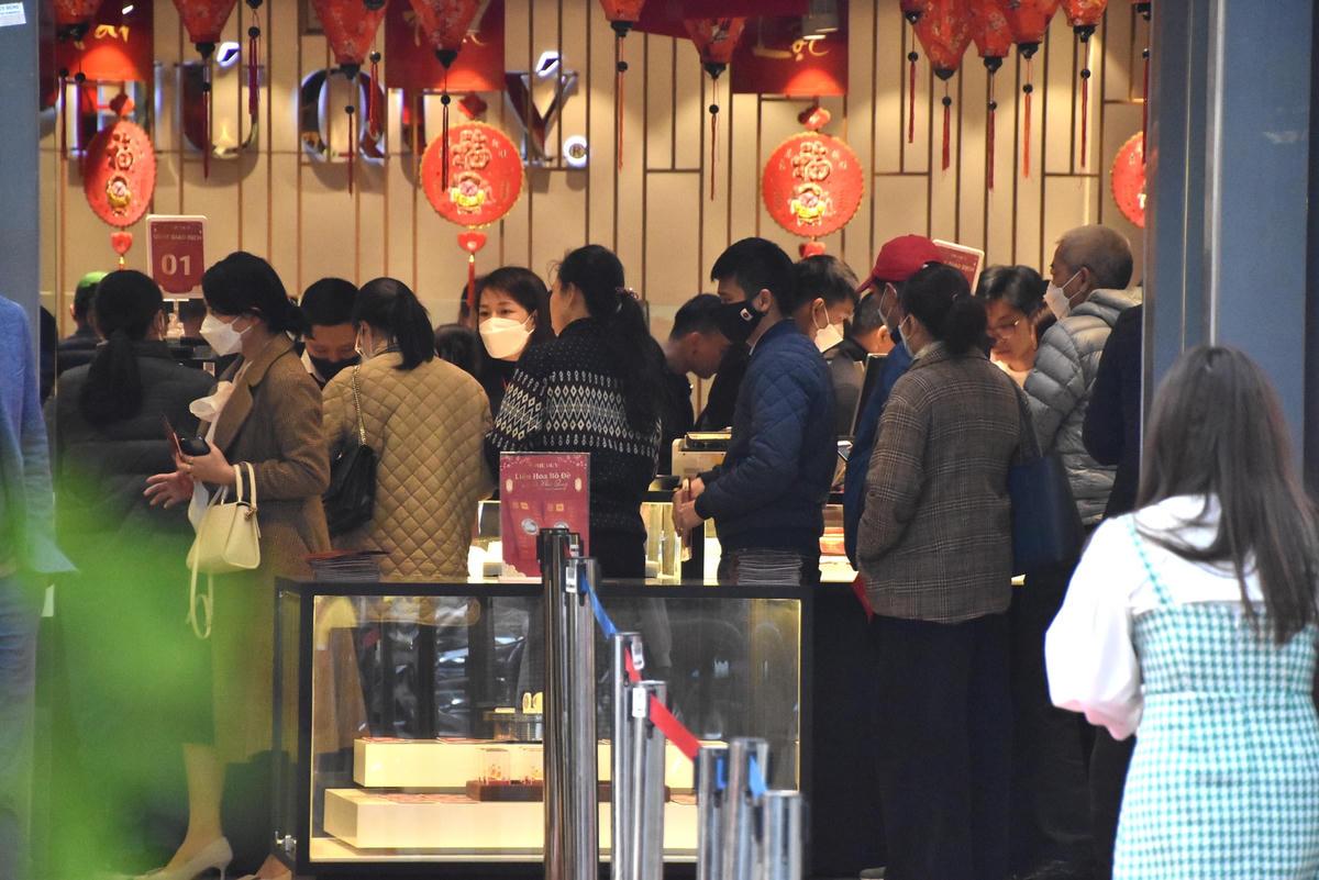 [ẢNH] Ngày vía Thần tài 2023 hết 'nóng': Không cảnh hàng dài chen lấn mua vàng 