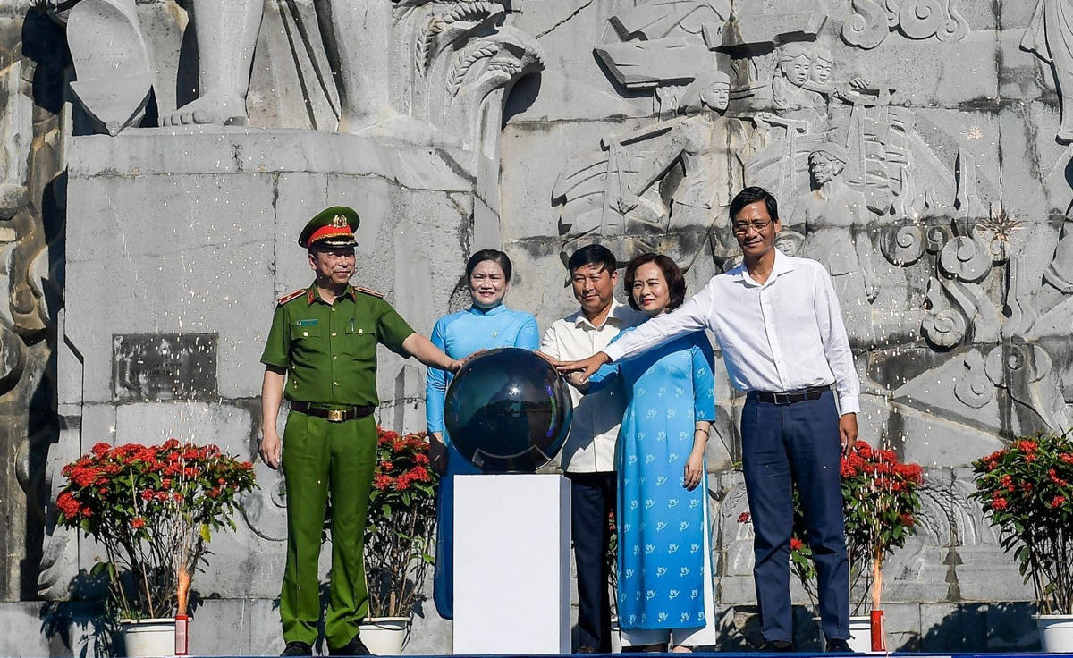 Các đại biểu thực hiện nghi thức phát động Ngày toàn dân phòng, chống mua bán người năm 2023.