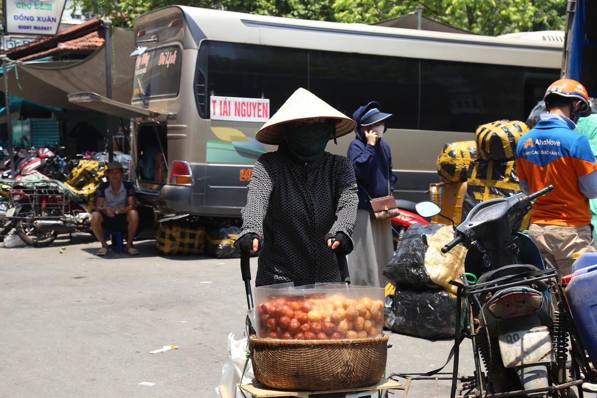 [ẢNH] Người lao động vất vả mưu sinh giữa nắng nóng như 'đổ lửa' 