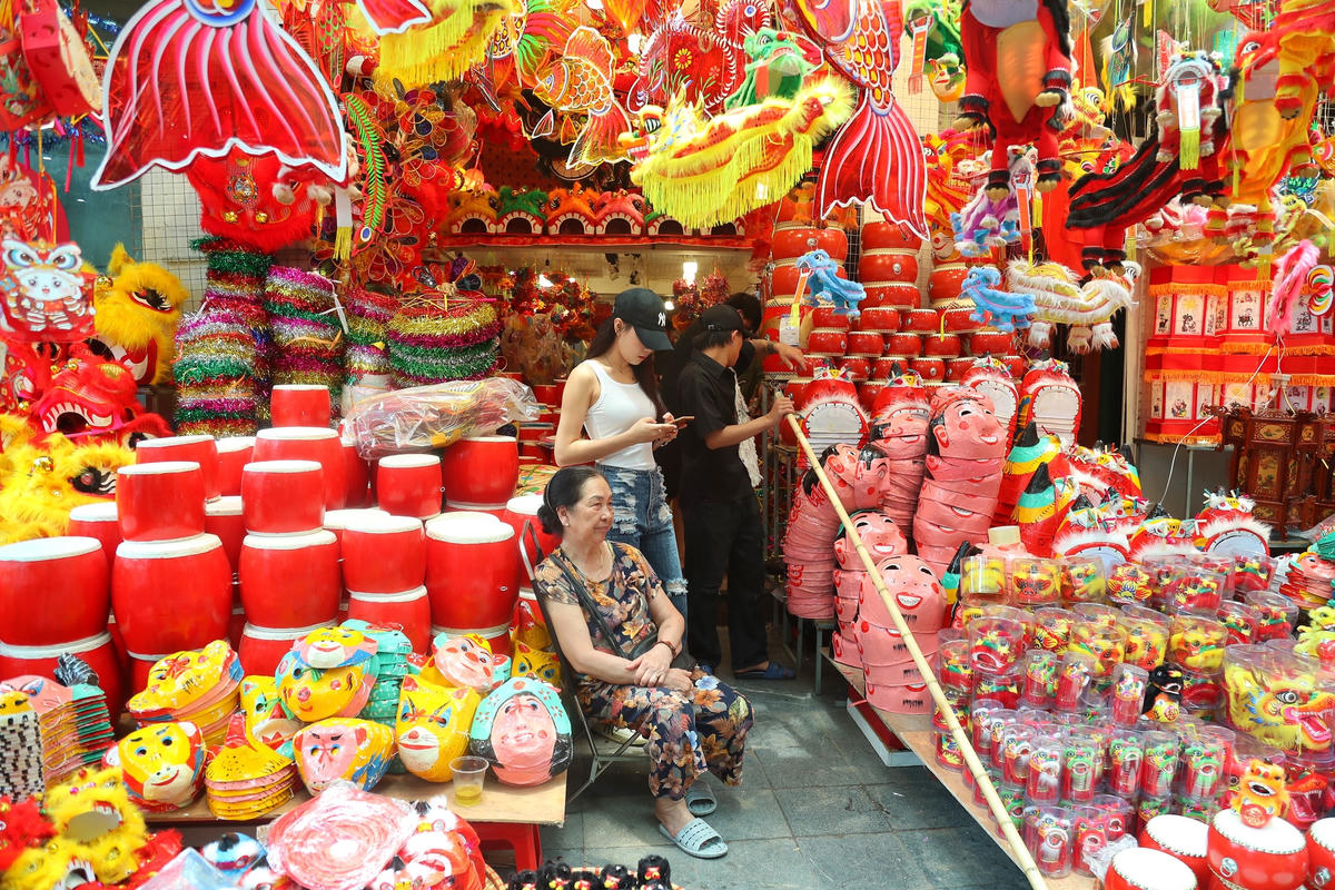 Dù chưa đến Tết Trung thu nhưng gian hàng nào trên phố Hàng Mã đều chật kín đồ trang trí.