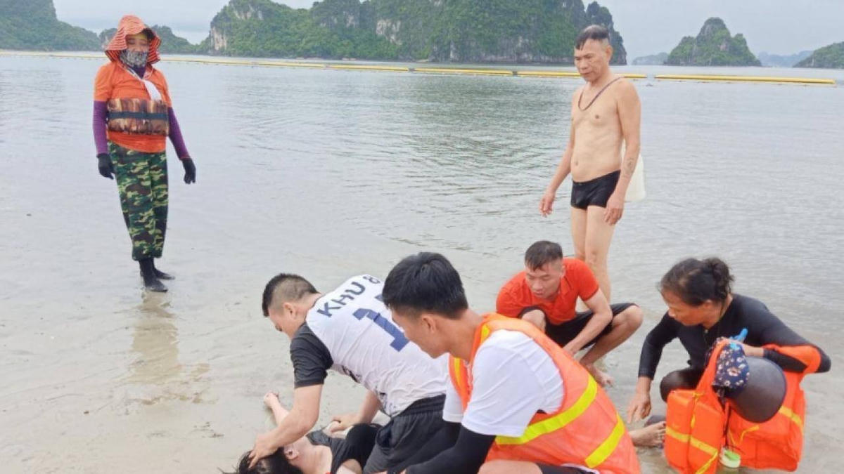 Ngay khi nghe tin người dân hô hoán, Đội cứu hộ đã có mặt ngay lập tức để đưa nạn nhân về bờ. 