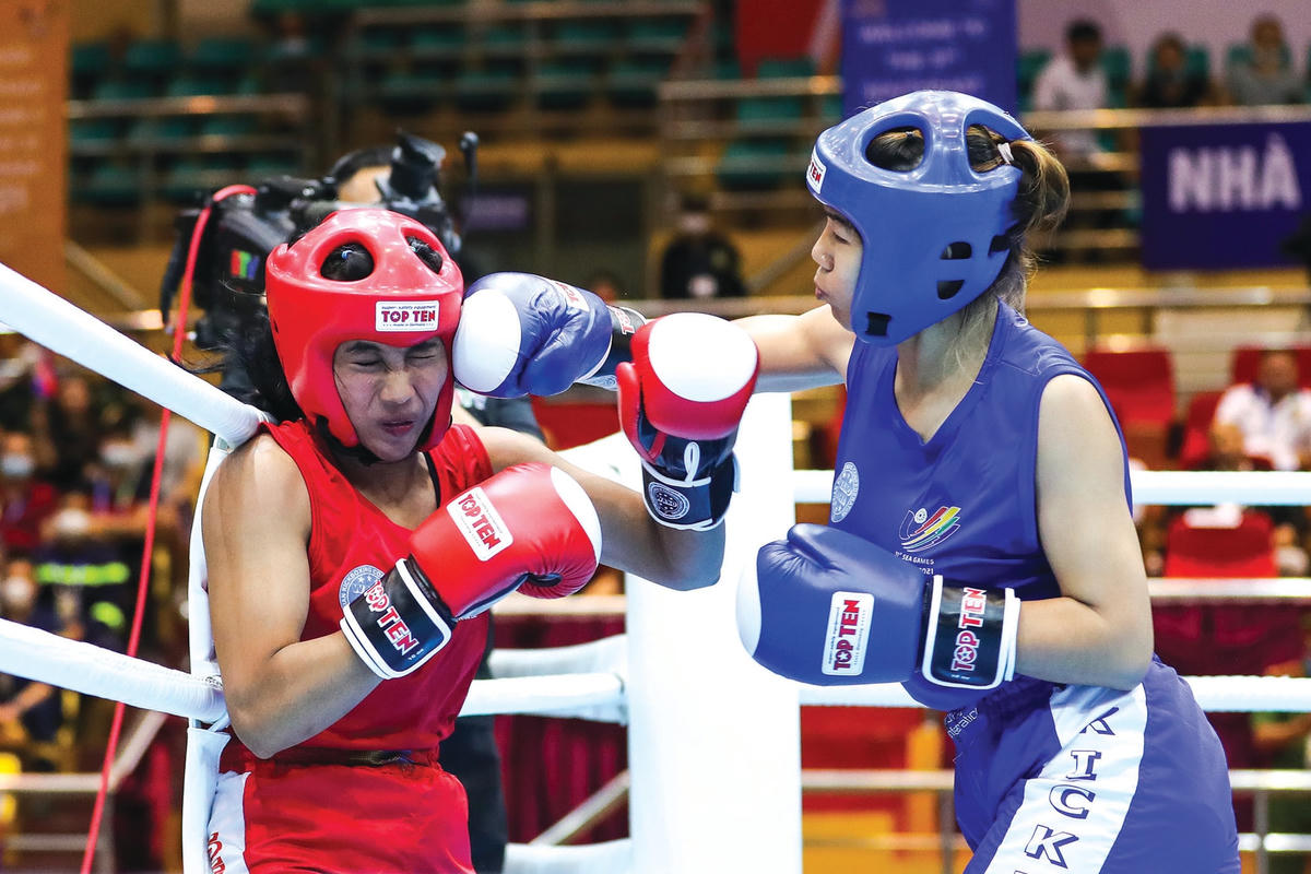 Những pha ra đòn nảy lửa của các nữ vận động viên môn kickboxing.  