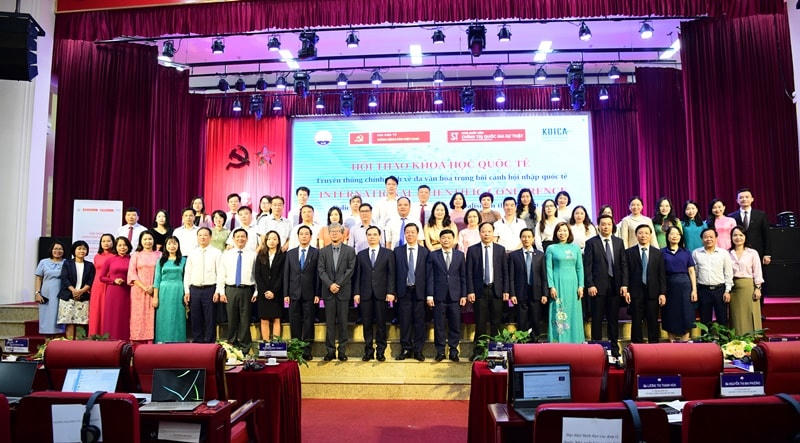 Các đại biểu chụp ảnh lưu niệm tại Hội thảo.