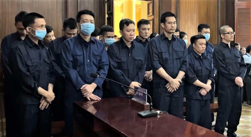 Bị cáo Nguyễn Thái Luyện (ngoài cùng, bên phải) và các đồng phạm tại tòa. (Ảnh: T.Hậu).