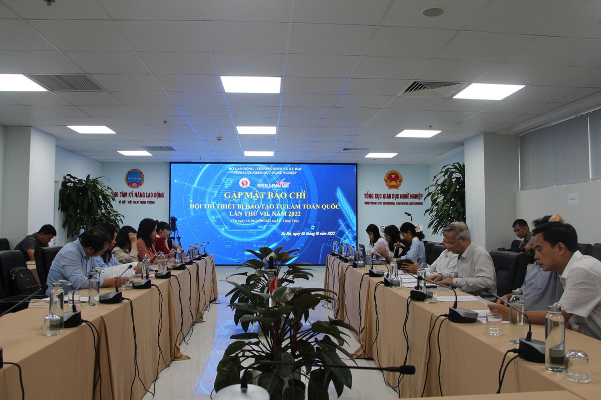 Các đại biểu tham dự buổi họp báo.
