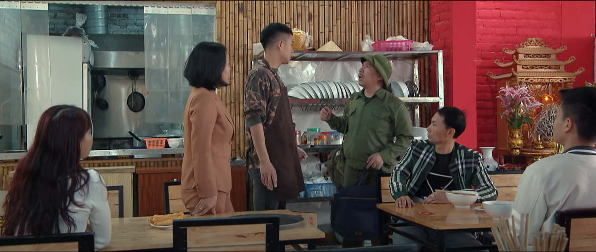 Bố Hào cho rằng khách đang sàm sỡ anh. Ảnh: CMH.