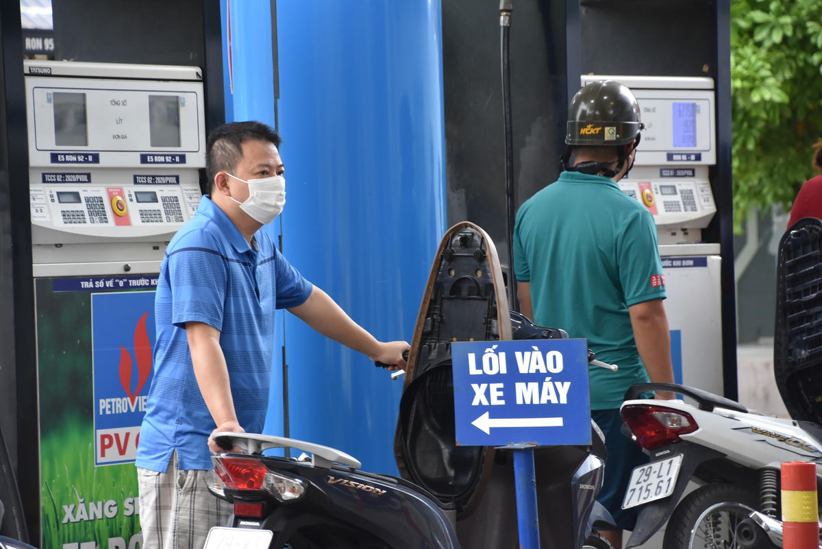 Trước đó, tại kỳ điều hành ngày 13/6, Liên Bộ Công Thương - Tài chính đã quyết định điều chỉnh tăng giá xăng dầu. Theo đó, giá xăng E5 tăng 880 đồng/lít, giá bán là 31.110 đồng/lít; giá xăng RON95 tăng 800 đồng/lít, giá bán là 32.370 đồng/lít.
