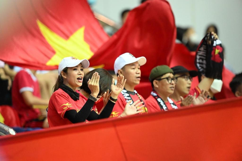 Hình ảnh khán giả phủ kín khán đài sân đấu Futsal SEA Games 31 tại Hà Nam