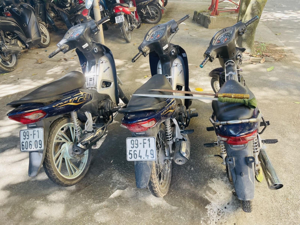 Xe máy và hung khí mà các đối tượng sử dụng để  đi cướp tài sản. Ảnh: Công an tỉnh Bắc Ninh.