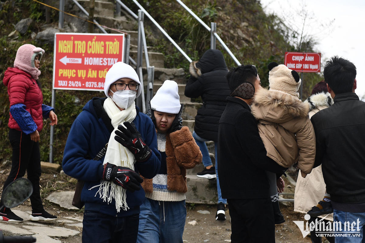 Du khách sốc nhiệt vì gió lạnh 4 độ C ngày Tết ở cổng trời Quản Bạ