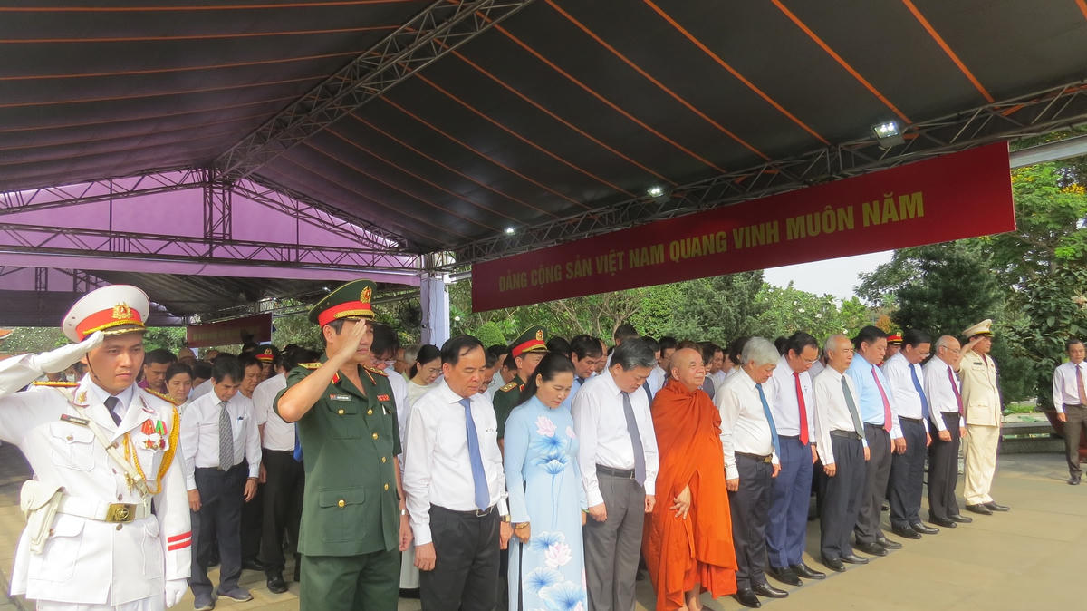 Lãnh đạo, cán bộ, đại diện các tổ chức tôn giáo, đoàn thể, ban ngành... bày tỏ lòng biết ơn, thành kính, tri ân những đóng góp to lớn của đồng chí Huỳnh Tấn Phát cho sự nghiệp cách mạng.