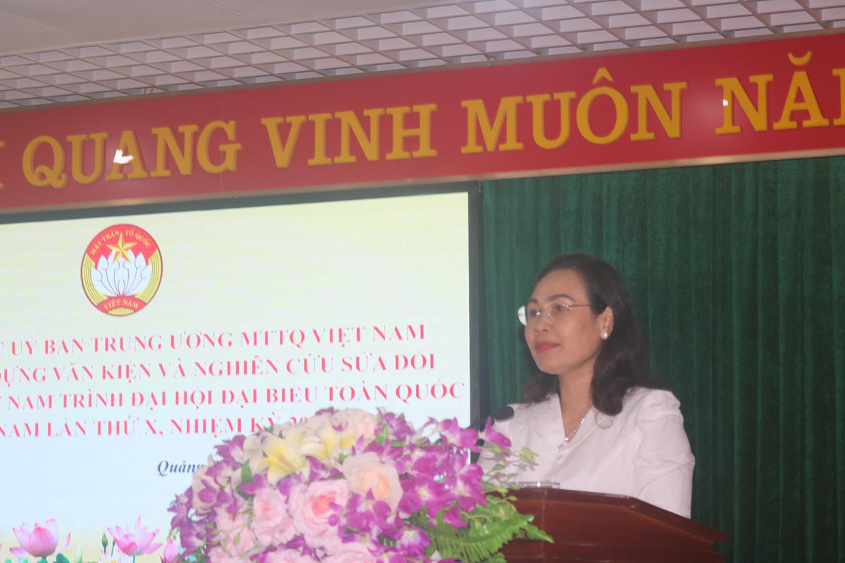 Bà Phạm Thị Hân, Chủ tịch Ủy ban MTTQ Việt Nam tỉnh Quảng Bình báo cáo tóm tắt kết quả hoạt động Mặt trận thời gian qua.
