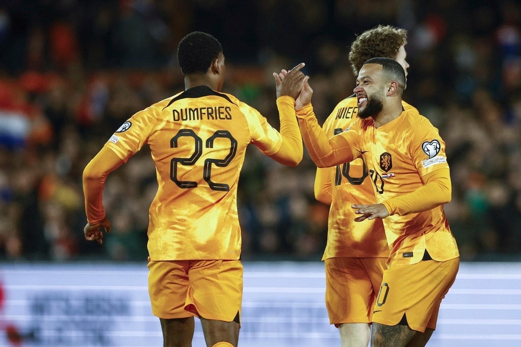 Depay tỏa sáng trong chiến thắng đậm 3-0 của Hà Lan (Ảnh: AP).