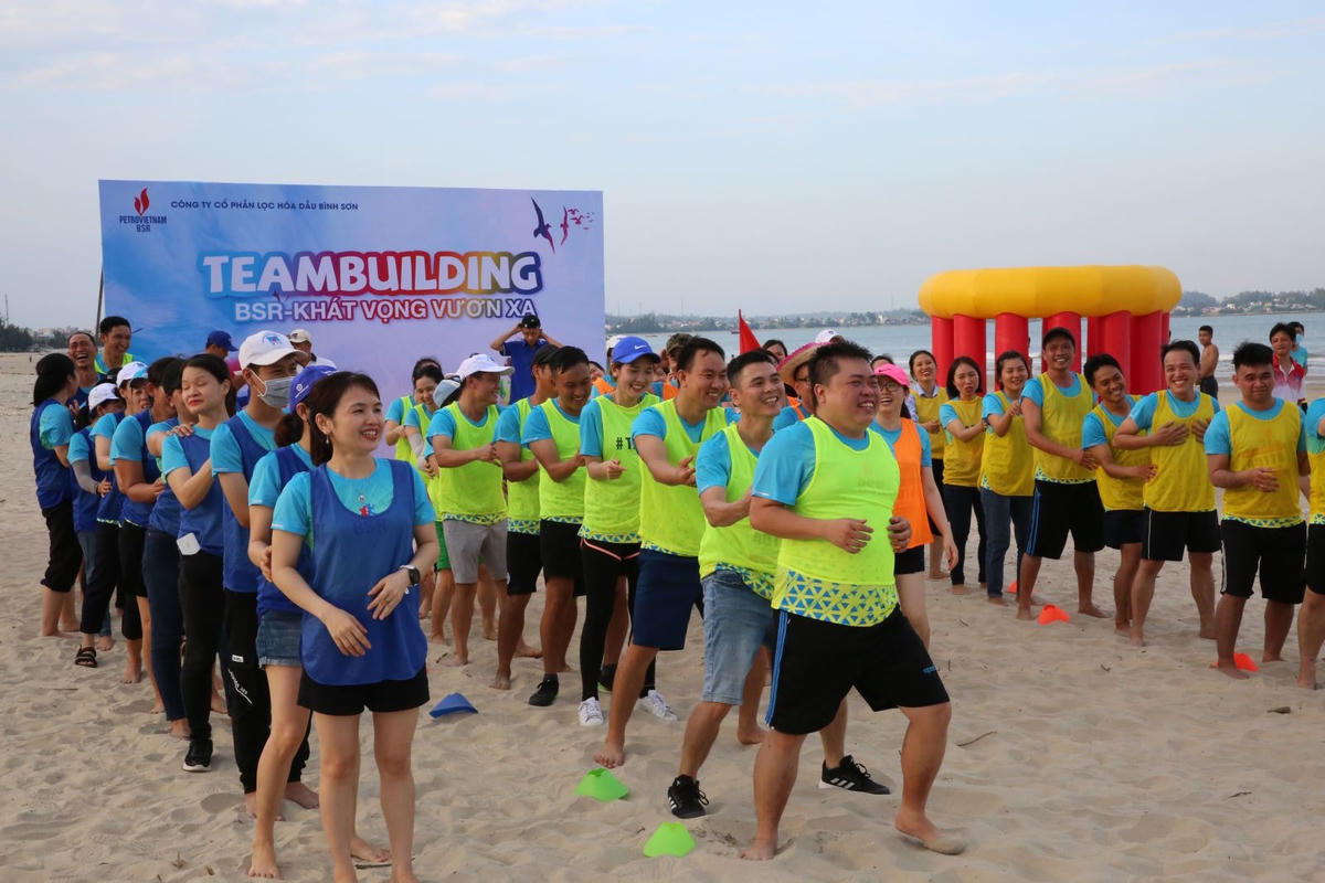 Sau giải chạy là các hoạt động Team building được tổ chức tại bãi biển.