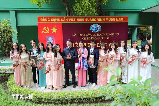 Sinh viên Đại học Thủ đô. (Nguồn: TTXVN) ttxvn-12-sinh-vien-uu-tu-khoa-su-pham-truong-dai-hoc-thu-do-vinh-du-duoc-ket-nap-dang-5-2613.jpg