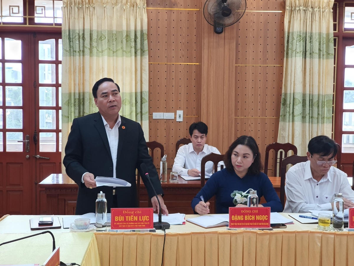 Ông Bùi Tiến Lực - Chủ tịch Ủy ban MTTQ việt Nam tỉnh Hòa Bình phát biểu tại buổi làm việc.