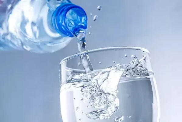Uống nhiều nước giúp giảm triệu chứng đau họng, khàn tiếng.