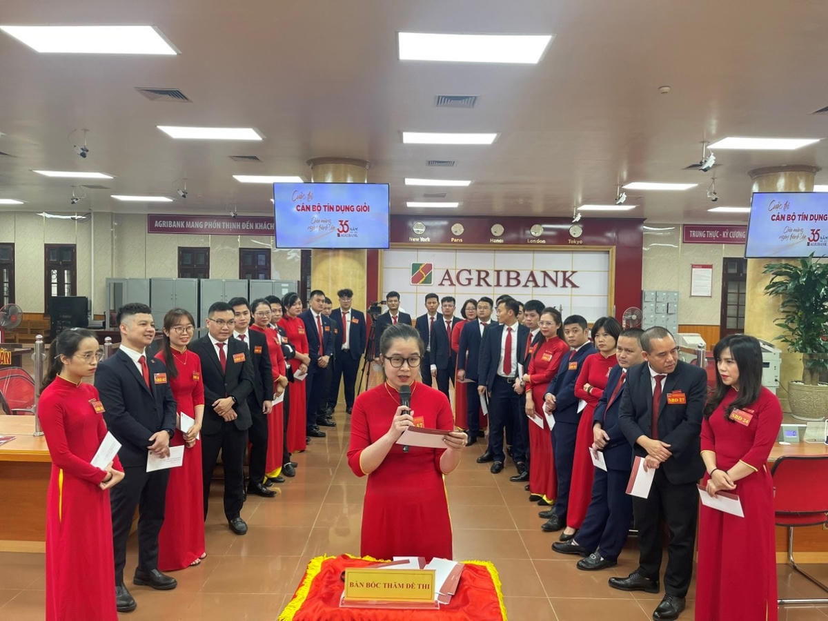 Trong cuộc thi tại Chi nhánh tỉnh Sơn La, có nhiều thí sinh ở các huyện biên giới đã không quản ngại khó khăn, đi từ 3h sáng, vượt hàng trăm cây số đường đồi núi để tới điểm thi.
