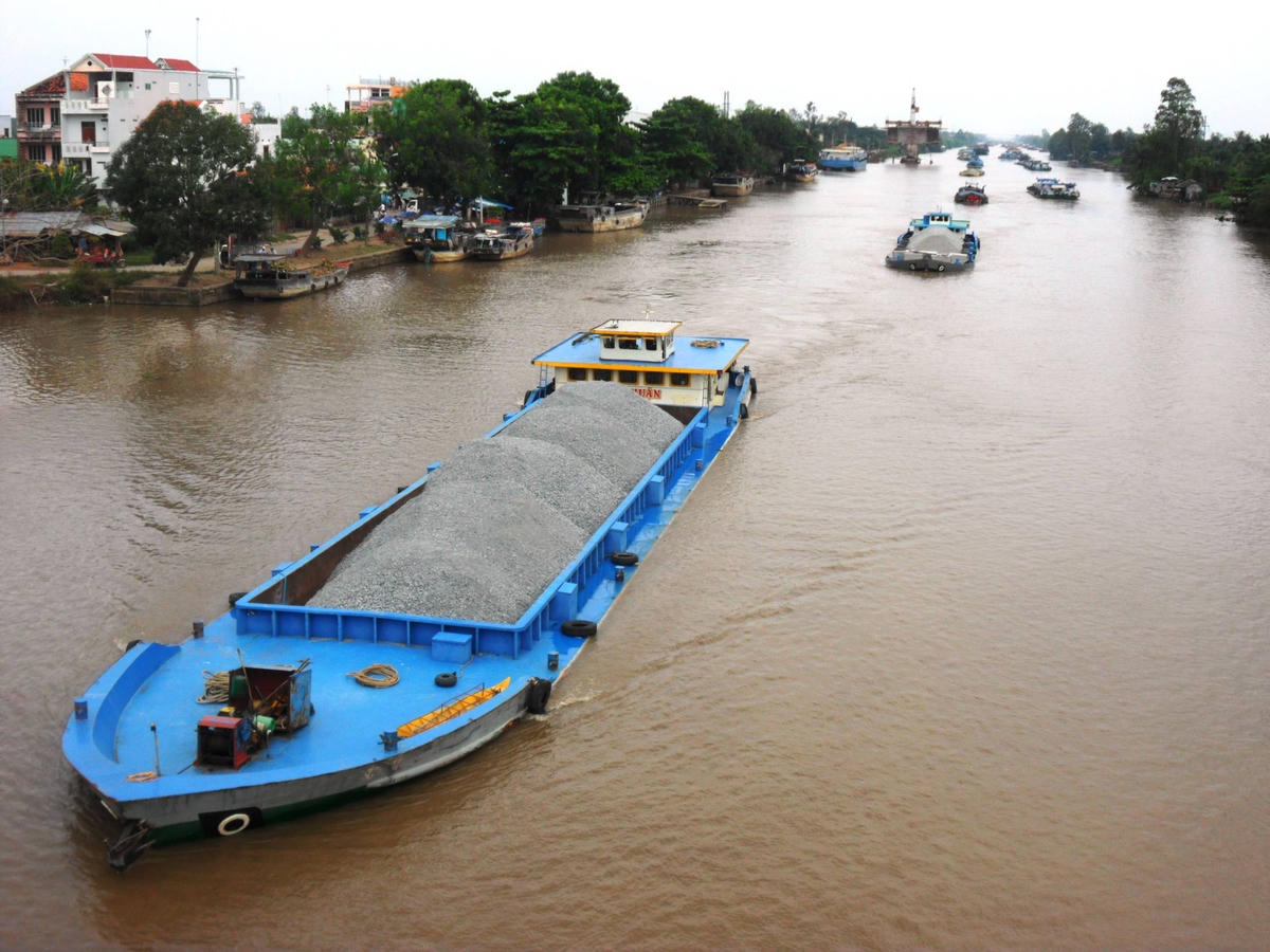 Kênh Chợ Gạo nằm trên tuyến hành lang giao thông Đông - Tây có mật độ phương tiện rất lớn.