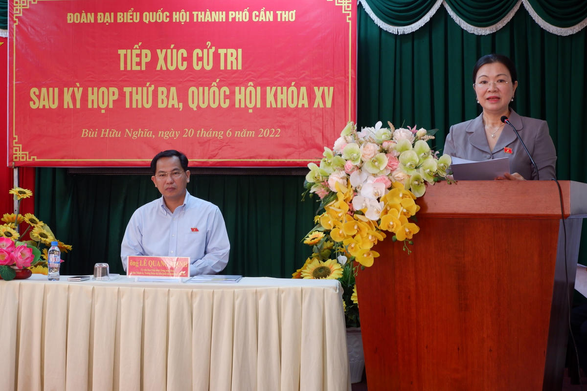 Phó Chủ tịch Trương Thị Ngọc Ánh thông báo kết quả sau kỳ họp với cử tri.