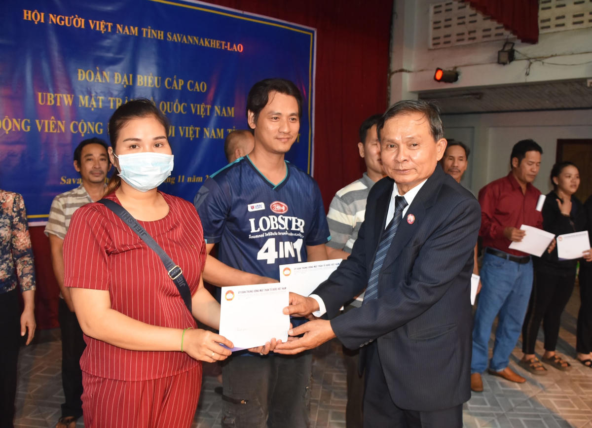 Ông Chanpheng Soutthivong, Phó Chủ tịch Ủy ban Trung ương Mặt trận Lào xây dựng đất nước tặng quà cho kiều bào chịu thiệt hại trong vụ cháy chợ tại thành phố Kaysone Phomvihane, tỉnh Savannakhet.