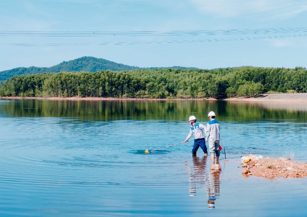 Trung tâm Quan trắc TN&MT tỉnh Hà Tĩnh tiến hành lấy mẫu tại những vị trí cá chết.