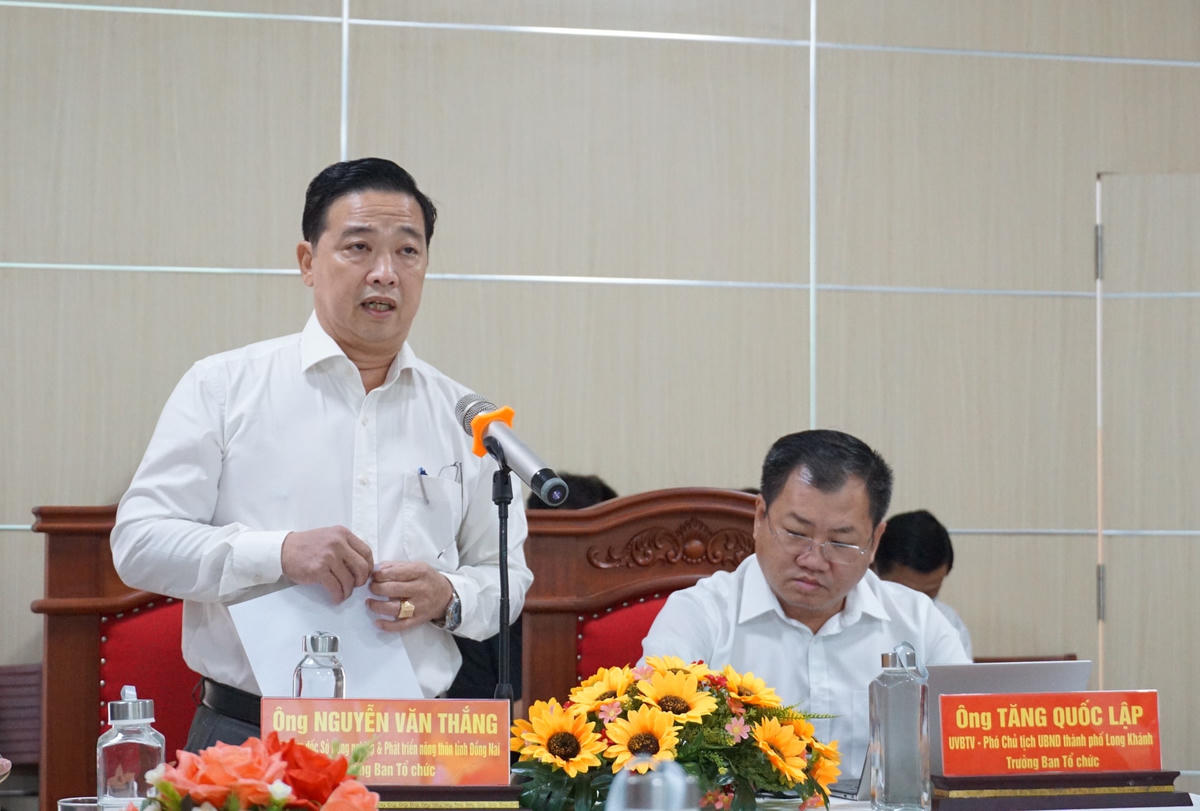Phó Giám đốc Sở NN-PTTNT tỉnh Đồng Nai Nguyễn Văn Thắng thông tin thêm về các hoạt động diễn ra tại lễ hội trái cây Long Khánh năm 2023. Ảnh: Mạnh Thìn.