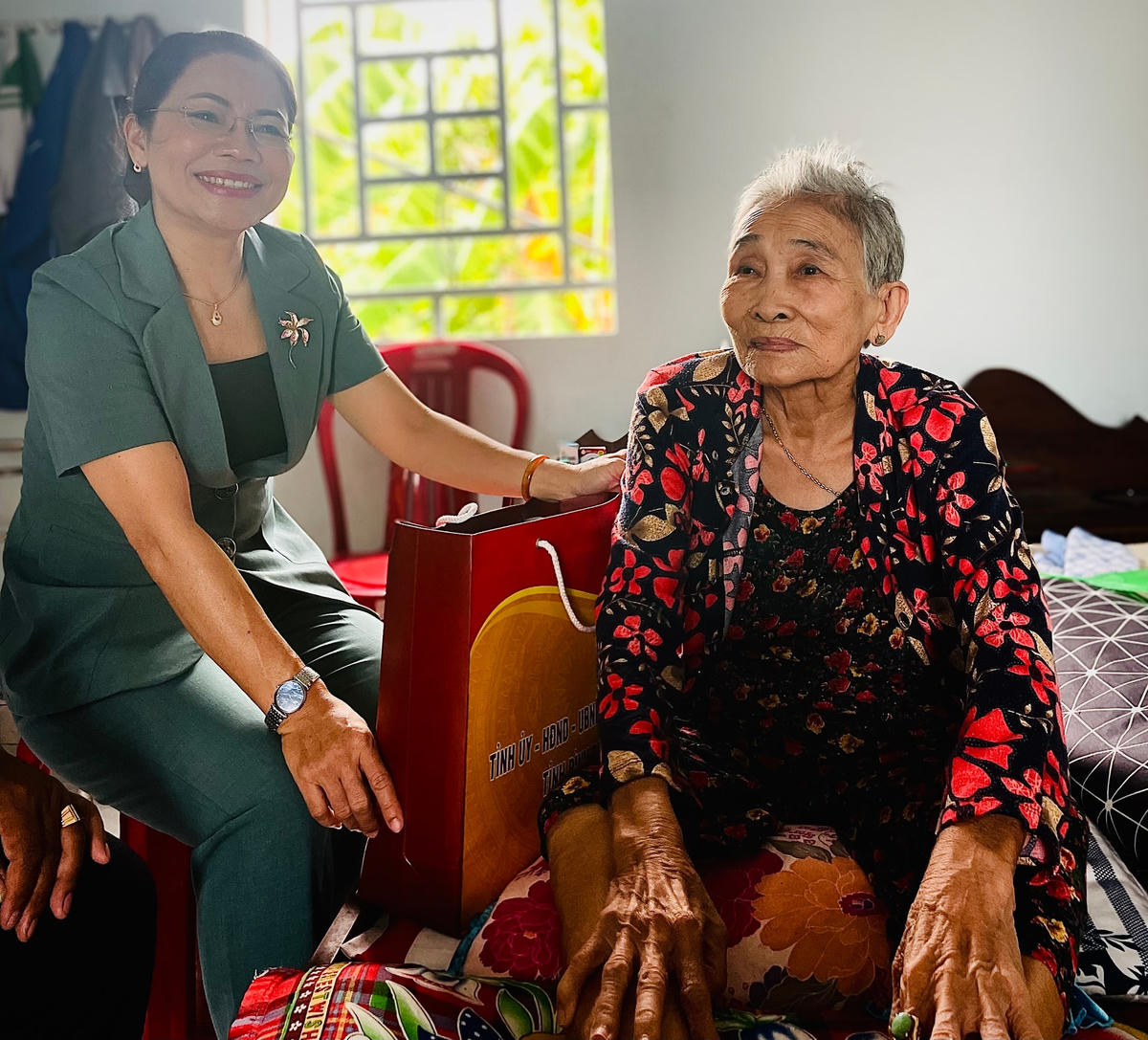 Bà Nguyễn Thị Phong Vũ, Chủ tịch Ủy ban MTTQ Việt Nam tỉnh Bình Định thăm và trao tặng quà của Tỉnh ủy, HĐND, UBND, Uỷ ban MTTQ Việt Nam tỉnh cho thương binh Võ Thị Nhiều, thôn Định  Xuân, xã Vĩnh Quang.   