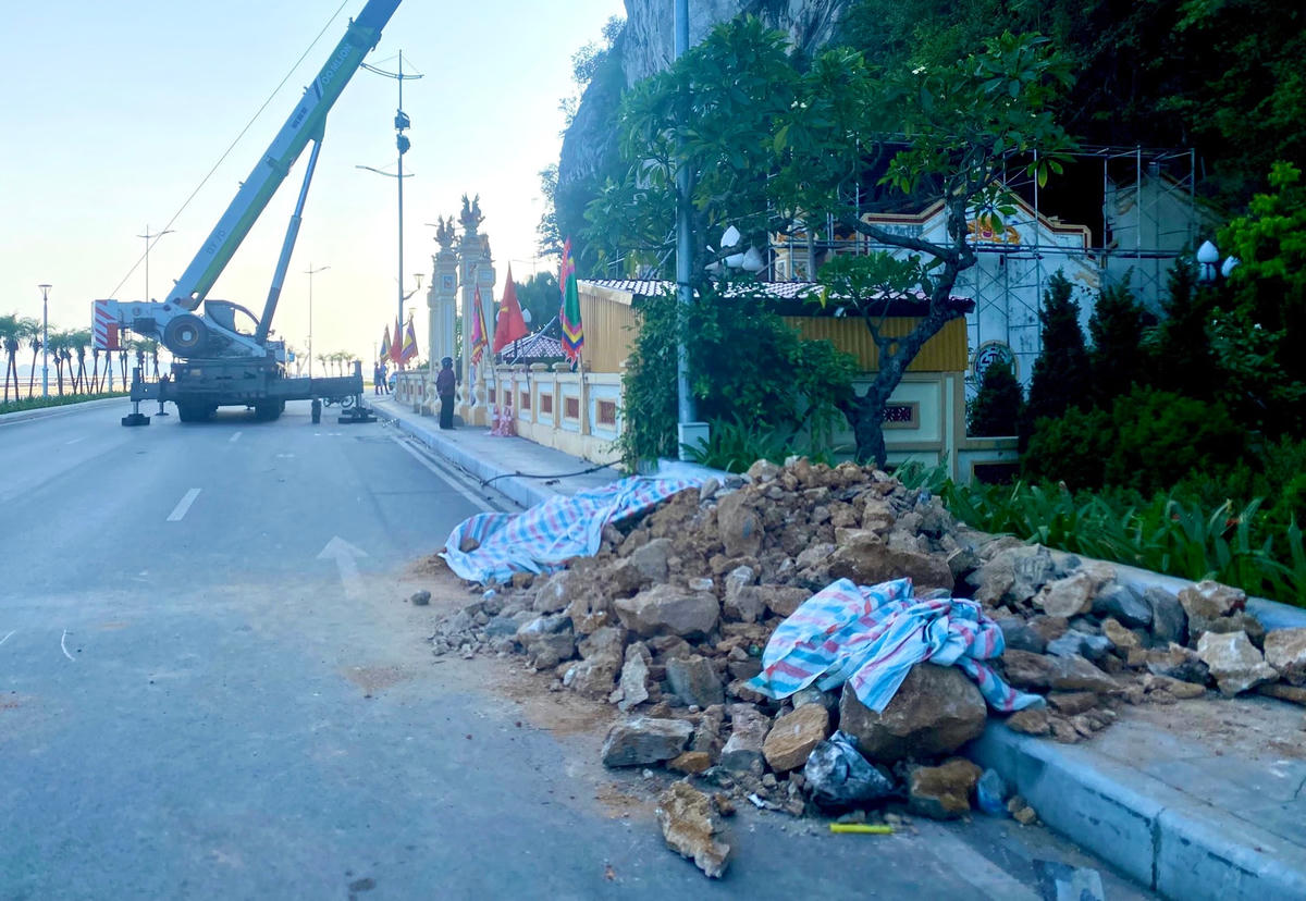Đất, đá tại vị trí có nguy cơ sạt lở được đơn vị thi công đưa xuống đất.